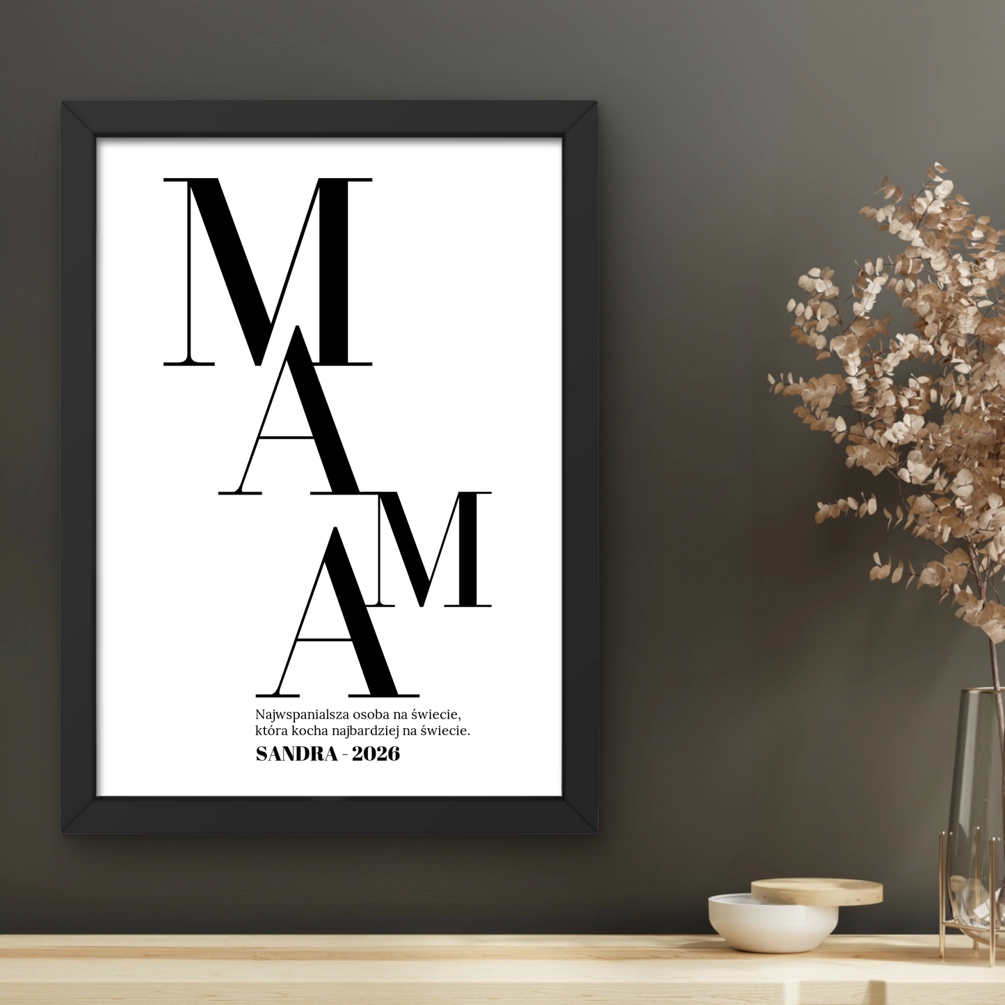 Plakat na Dzień Mamy z napisem MAMA krótkim opisem i imieniem PERSONALIZACJA